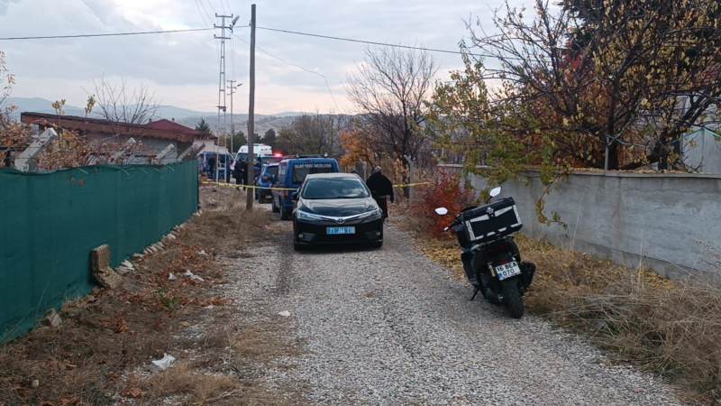 Kavga ettiği amcasını sokak ortasında tabancayla vurdu