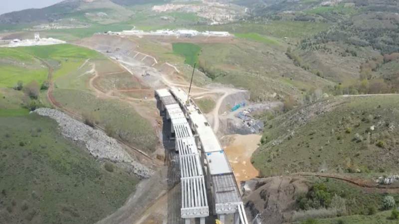 Kavga ettiği amcasını sokak ortasında tabancayla vurdu