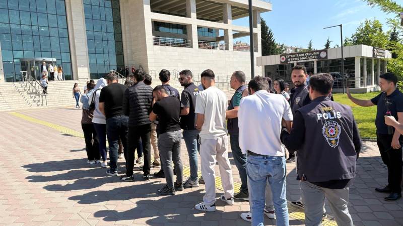 Kavga ettiği amcasını sokak ortasında tabancayla vurdu