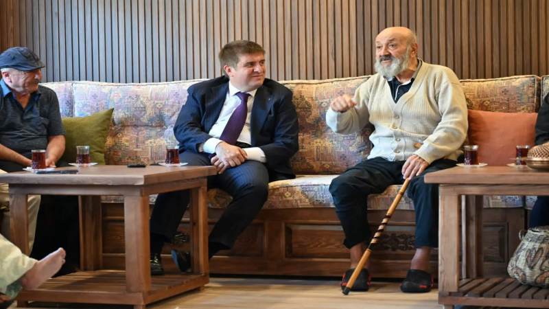 Kavga ettiği amcasını sokak ortasında tabancayla vurdu